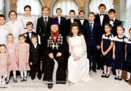 Sacerdote Ortodoxo Adopta a 25 Niños y Niñas, Crea Centro para Huérfanos en su Iglesia